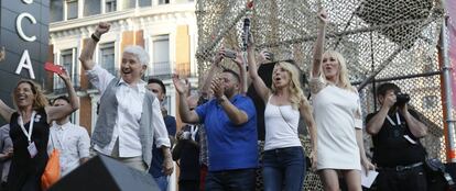 Boti G. Rodrigo, con Pep&oacute;n Nieto, Cayetana Guill&eacute;n Cuervo y Topacio Fresh, durante el preg&oacute;n del Orgullo Mundial celebrado en Madrid el pasado julio. 