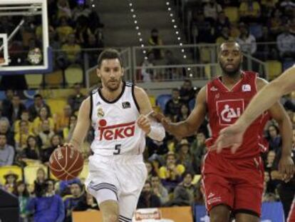 Rudy Fernández intenta superar a Marcus Landry