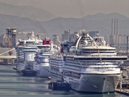 Cuatro de los ocho cruceros que atracaron en el Puerto de Barcelona ayer, cuando se batió el récord de cruceristas en un solo día.