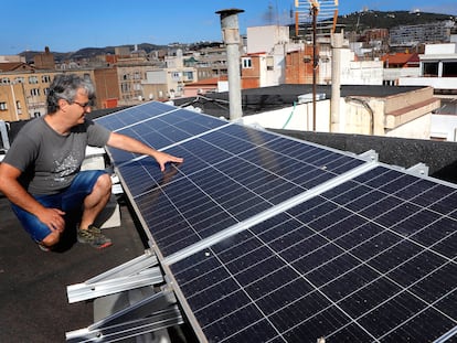 Un usuario, ante los paneles fotovoltaicos que ha instalado en la cubierta del edificio donde vive, en el barrio de Gràcia de Barcelona.