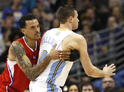 Matt Barnes detiene en falta a Danilo Gallinari.