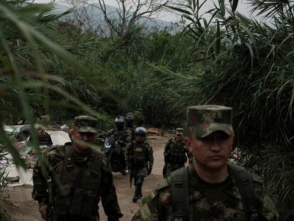 Militares colombianos patrullan cerca al Puente Internacional Simón Bolívar en Cúcuta (Colombia), en marzo de 2023.