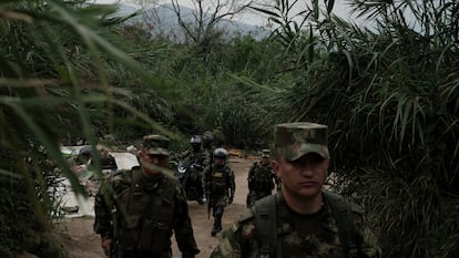 Militares colombianos patrullan cerca al Puente Internacional Simón Bolívar en Cúcuta (Colombia), en marzo de 2023.