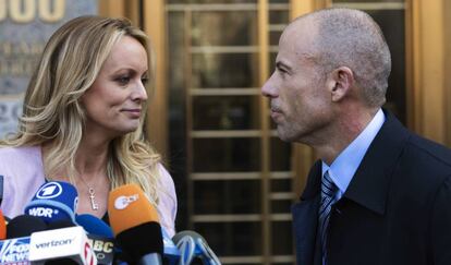 Stormy Daniels y su abogado, Michael Avenatti, en abril en Nueva York.