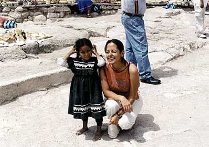 Denisse Ruiz, coautora de la carta, con una niña tarahumara en Divisadero.