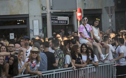 El público escucha el pregón del Orgullo Gay en la Plaza de Pedro Zerolo en Madrid.