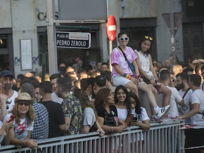 El público escucha el pregón del Orgullo Gay en la Plaza de Pedro Zerolo en Madrid.