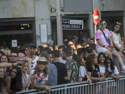 El público escucha el pregón del Orgullo Gay en la Plaza de Pedro Zerolo en Madrid.