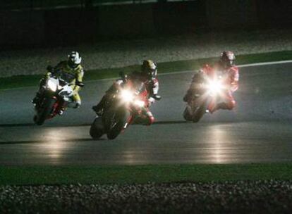 De izquierda a derecha, Rossi, Capirossi y Roberts durante una exhibición nocturna en Qatar, en abril de 2006.