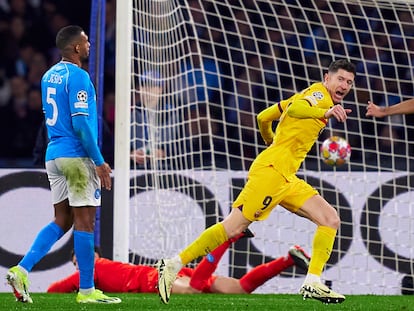 NAPLES, ITALY - FEBRUARY 21: Robert Lewandowski (C) of FC Barcelona celebrates after scoring his team's first goal during the UEFA Champions League 2023/24 round of 16 first leg match between SSC Napoli and FC Barcelona at Stadio Diego Armando Maradona on February 21, 2024 in Naples, Italy. (Photo by Pedro Salado/Getty Images)