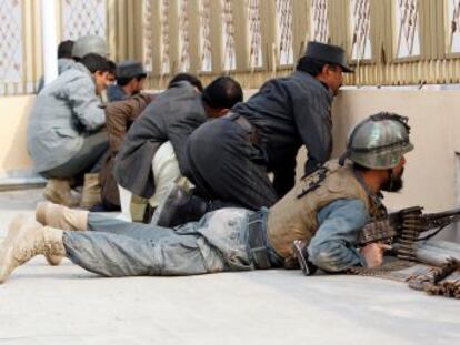 Al menos tres personas han muerto y más de 20 han resultado heridas en el asalto de varios hombres en Jalalabad
