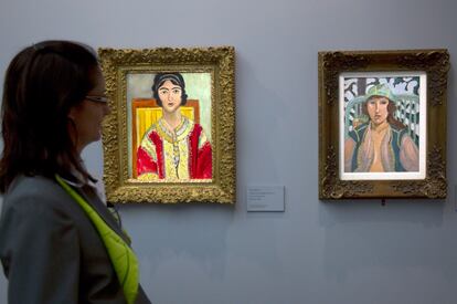 Lorette con chaqueta roja, izquierda y mujer vestida a la oriental, obras de la exposición de Henri Matisse, "Matisse y La Alambra" en el museo de Bellas Artes de Granada.