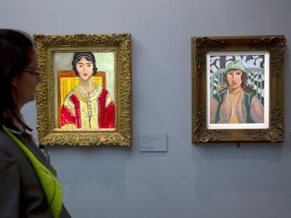 Lorette con chaqueta roja, izquierda y mujer vestida a la oriental,  obras de la exposición de Henri Matisse, "Matisse y La Alambra" en el museo de Bellas Artes de Granada.