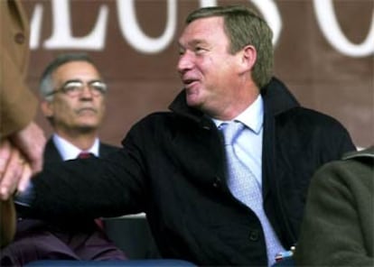 Javier Clemente, en el palco del estadio de Montjuic.