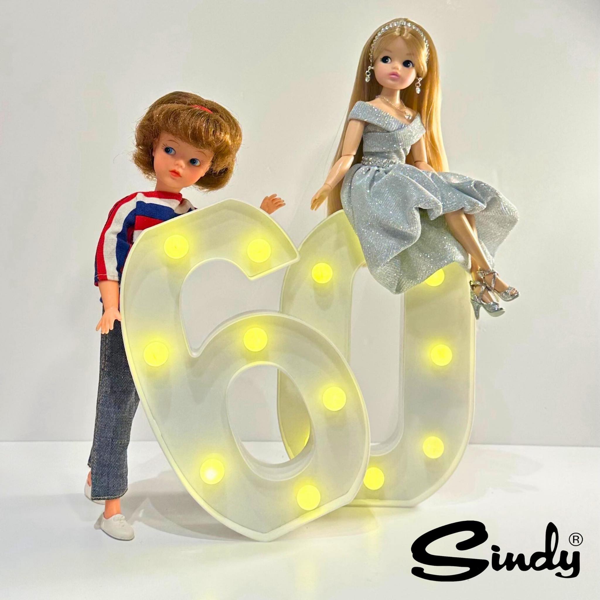 La muñeca Sindy Original de 1963 (derecha) junto a la edición limitada del 60º aniversario.