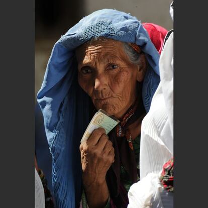 2011, Mazar e Sharif, norte de Afganistán. Programa de distribución de cupones para la compra de alimentos en establecimientos locales. Los beneficiarios de esta actividad del PMA en Afganistán resultaron ser viudas, como la de esta imagen, huérfanos y mutilados de guerra, una muestra clara del drama de la guerra.