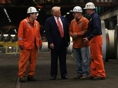 Donald Trump, en una planta de U. S. Steel hace unas semanas.