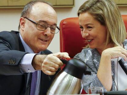 El gobernador del Banco de España, Luis María Linde, junto a la portavoz de Coalición Canaria (CC) en el Congreso, Ana Oramas, al inicio de la reunión en la que presenta el informe de la institución sobre la crisis financiera en la Comisión de Investigación del Congreso