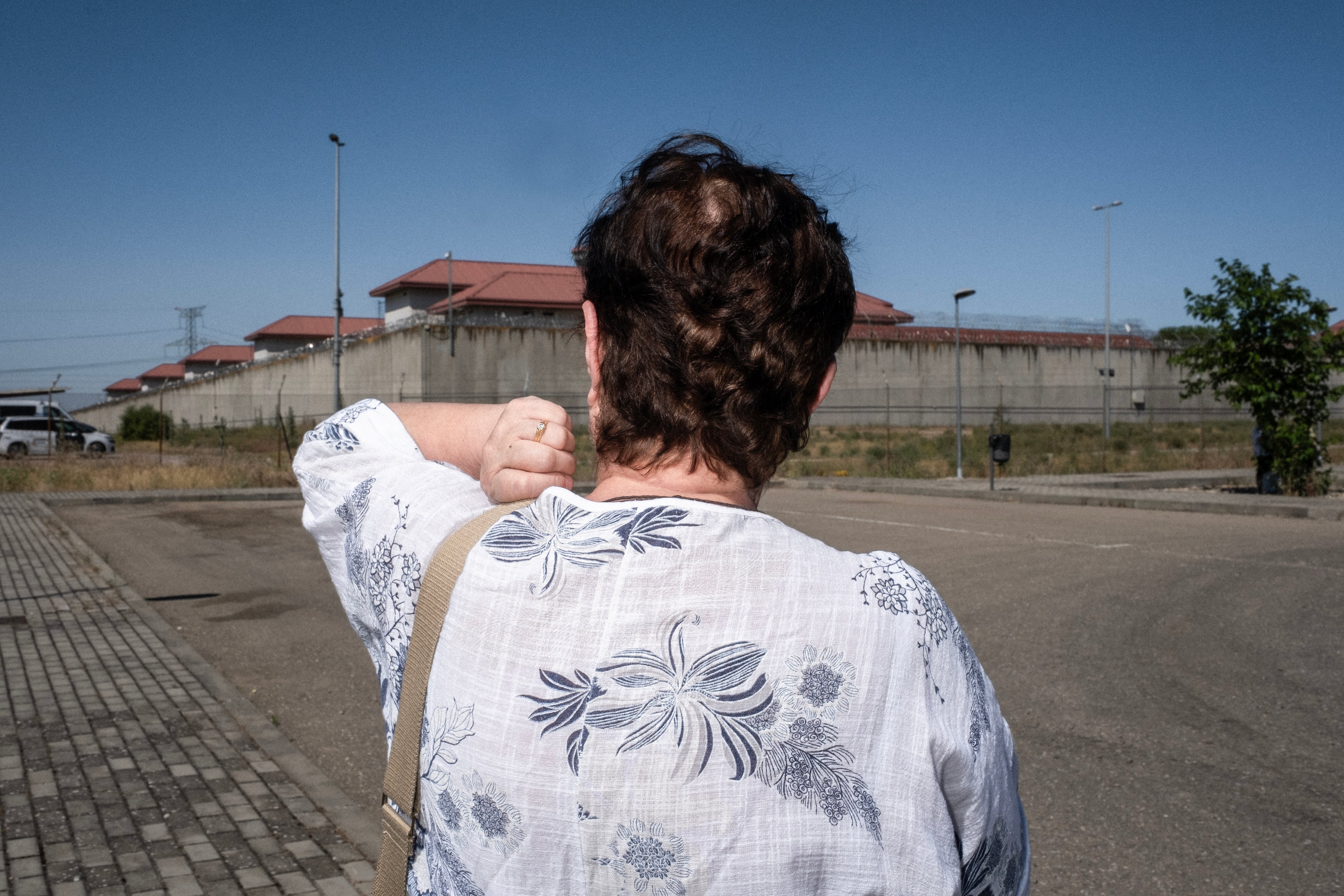 
Elena, en las inmediaciones de la cárcel de Valdemoro. 