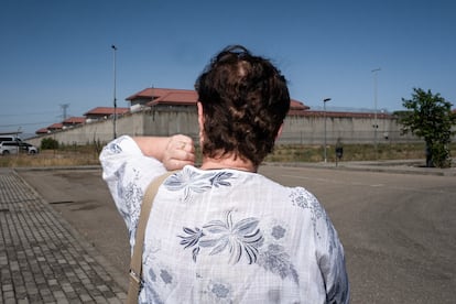 
Elena, en las inmediaciones de la cárcel de Valdemoro. 