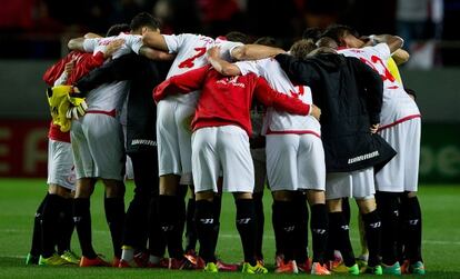 Los jugadores del Sevilla celebran la victoria ante el Madrid.