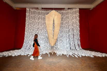 La instalación 'Cascada', de Marta Palau, dentro de la muestra que le dedica el Museu Tàpies, en Barcelona.