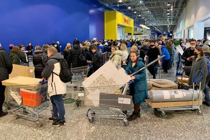 Colas para comprar en una tienda de muebles Ikea a las afueras de Moscú horas después de que la firma sueca anunciase el cese de sus operaciones en Rusia.
