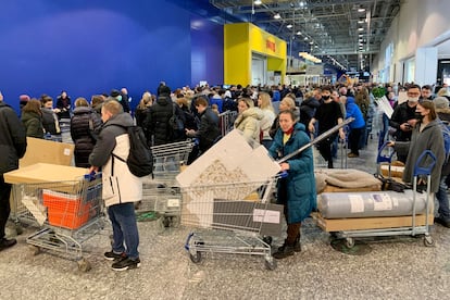 Colas para comprar en una tienda de muebles Ikea a las afueras de Moscú horas después de que la firma sueca anunciase el cese de sus operaciones en Rusia.