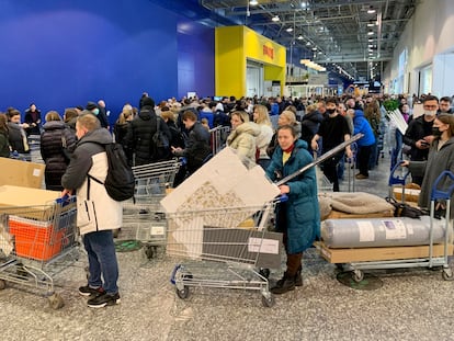 Colas para comprar en una tienda de muebles Ikea a las afueras de Moscú horas después de que la firma sueca anunciase el cese de sus operaciones en Rusia.