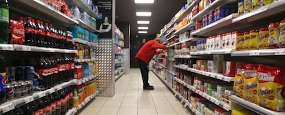 Un trabajador repone productos en un supermercado de Madrid.