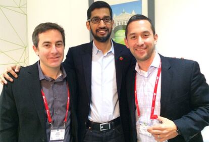 Sundar Pichai (centro) con Jamie Rosenberg (izqda.), responsable de Google Play y Hiroshi Lockheimer (dcha.), vicepresidente de Android.