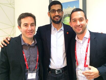 Sundar Pichai (centro) con Jamie Rosenberg (izqda.), responsable de Google Play y Hiroshi Lockheimer (dcha.), vicepresidente de Android.