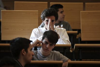 Estudiantes, antes de la primera jornada de Selectividad en la Facultad de Odontología de la Univerisdad Complutense de Madrid.