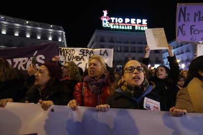 Manifestantes proclaman consignas durante la movilización feminista en Sol (Madrid).