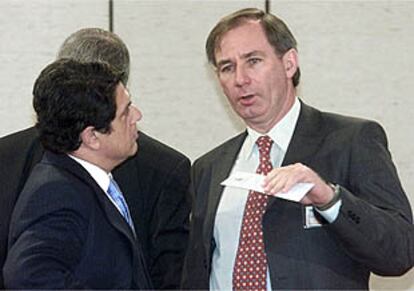 El ministro de Defensa británico, Geoffrey Hoon (d.), charla con su homólogo español, Federico Trillo, en Bruselas.