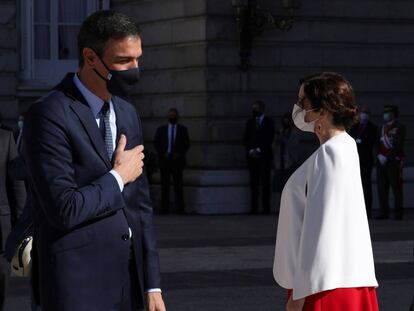 El presidente del Gobierno, Pedro Sánchez (a la izquierda), conversa con la presidenta de la Comunidad de Madrid, Isabel Díaz Ayuso, y el alcalde de Madrid, José Luis Martínez-Almeida.