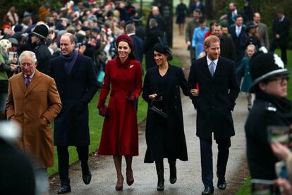 El príncipe Carlos (izquierda) con sus hijos Guillermo y Enrique y sus nueras Kate y Meghan en la misa de Navidad de Sandringham, en de 2018. 
 