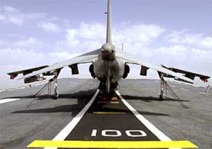 Un Harrier, en la cubierta del <b></b><i>Príncipe de Asturias,</i> que está participando en las maniobras Destined Glory.