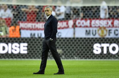 El entrenador del Manchester United camina por el césped del estadio Friends Arena de Estocolmo antes del partido.