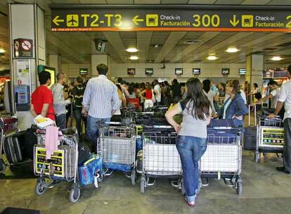 Colas para facturar el equipaje en el aeropuerto de Barajas.