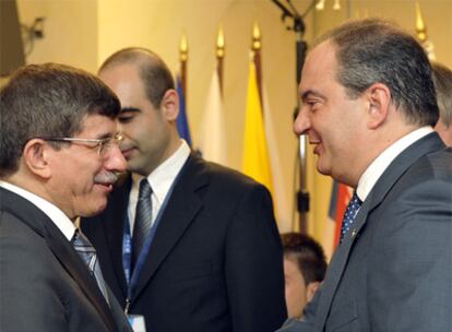 Ahmet Davutoglu (izquierda) conversa con el primer ministro griego, Kostas Karamanlis, en junio pasado.