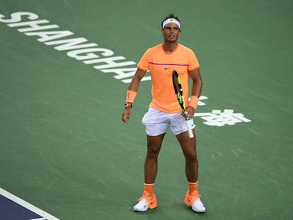 Nadal se lamenta durante el partido contra Troicki, ayer en Shanghái.