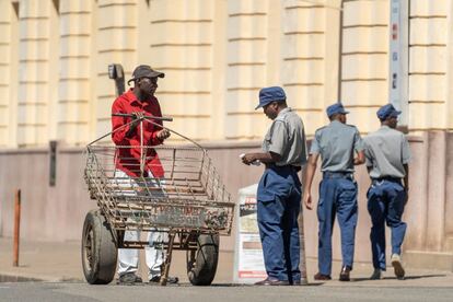 Zimbabue. Uno de los oficiales de policía que patrullan las calles ordena a un hombre que empuja una carretilla de mano que se vaya a casa. Ocurre el primer día de un cierre de 21 días, el 30 de marzo de 2020, en Bulawayo. El presidente del Gobierno, Emmerson Mnangagwa, declaró una cuarentena de 21 días a partir del 30 de marzo de 2020, restringiendo el movimiento dentro del país, cerrando la mayoría de las tiendas y suspendiendo los vuelos nacionales e internacionales.