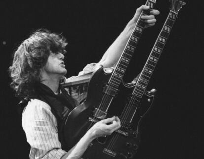 Jimmy Page en un concierto con Led Zeppelin en Long Island. 