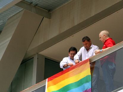Momento en que el Ayuntamiento de Benidorm cuelga la bandera arco iris.