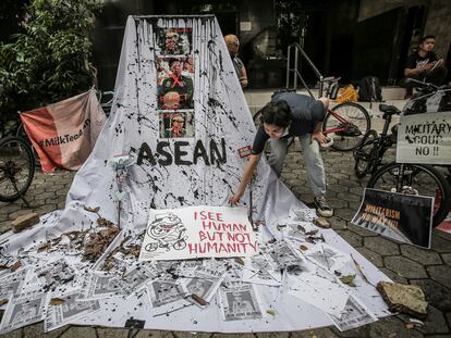 Una mujer protesta contra la junta militar birmana, frente al edificio donde se reúne la ASEAN en Yakarta, el 24 de abril de 2021.