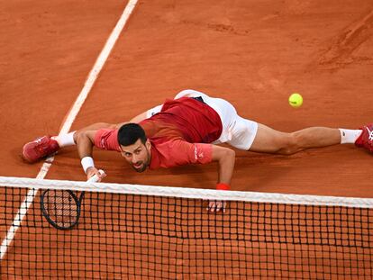 Djokovic, durante el partido contra Cerúndolo  en la Chatrier.