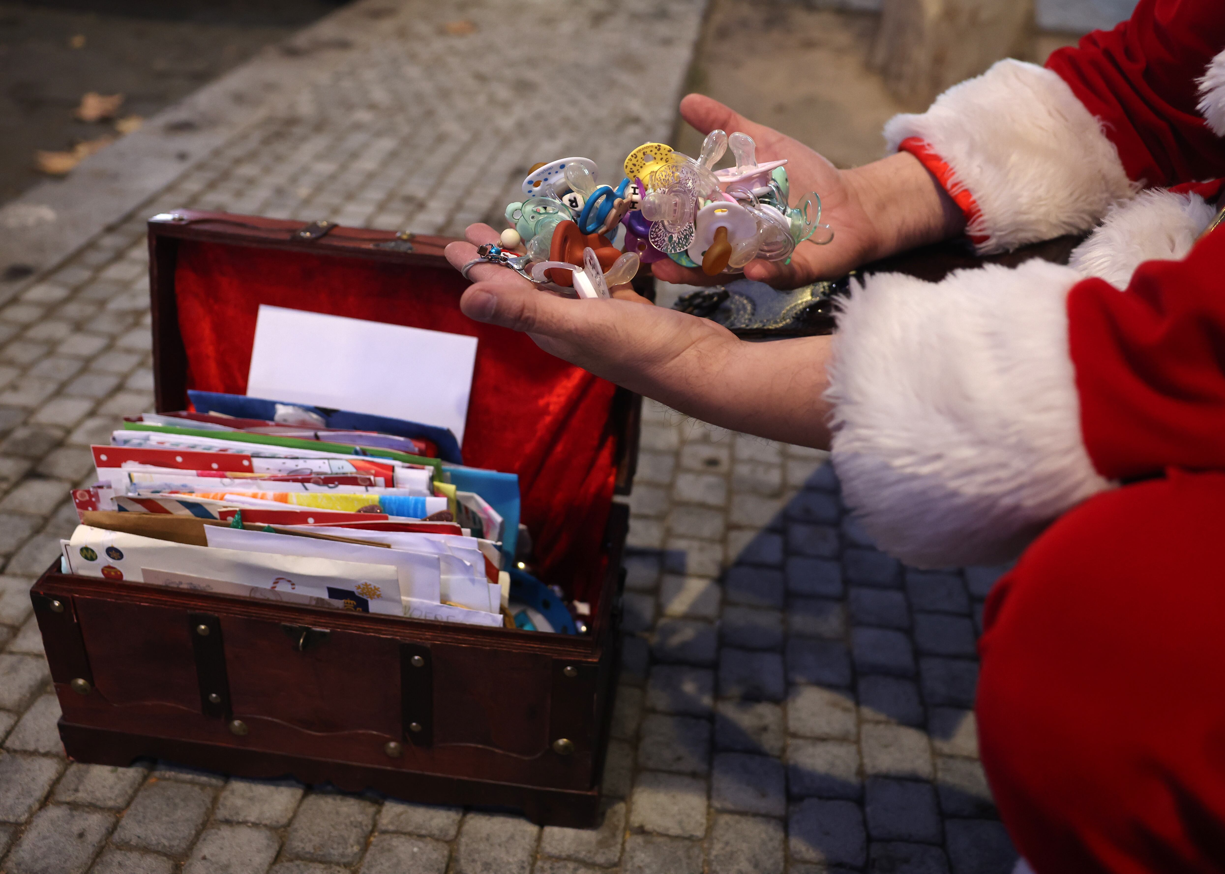 Algunas de las cartas y chupetes que los niños dejaron a Papá Noel.