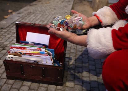 Algunas de las cartas y chupetes que los ni?os dejaron a Pap Noel.