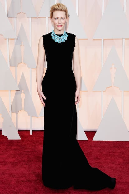 Cate Blanchett, ganadora del Oscar a mejor actriz en 2014, acude a la ceremonia con un sencillo vestido negro de Margiela que cede todo el protagonismo a un espectacular collar de Tiffanny and Co azul turquesa.